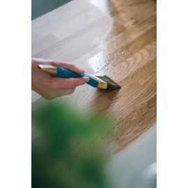 Køkkenbordsolie påsmøres med pensel eller klud